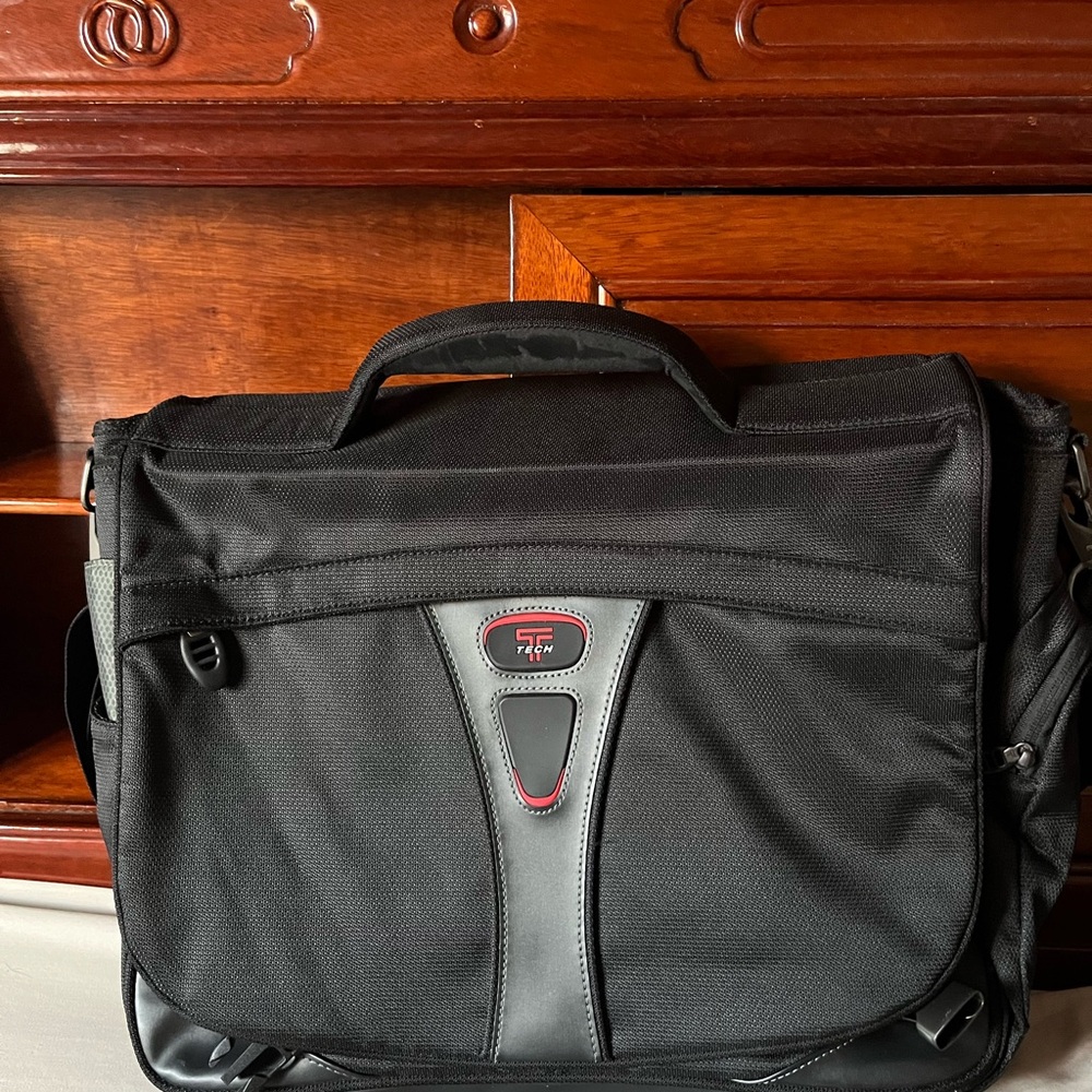 TUMI Tech Computer Messenger Bag, New, 13.5x16x6 Inches